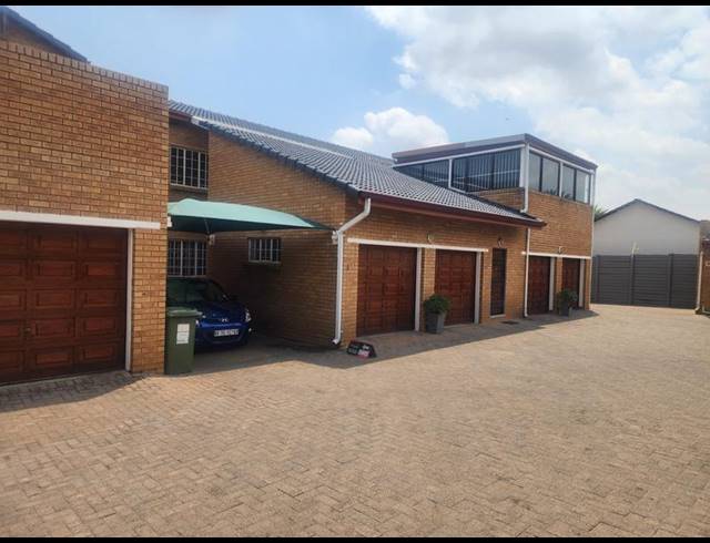 4 BEDROOM TOWNHOUSE FOR SALE IN NEW REDRUTH